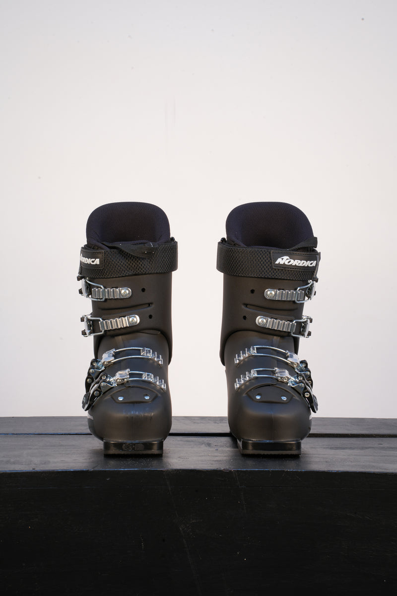 Load image into Gallery viewer, Nordica Dobermann 70 Jr. Race Boot 2027
